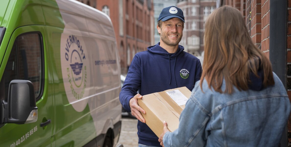 Professionelle Kurier Lieferung durch einen Fahrer von Overnight Logistics.