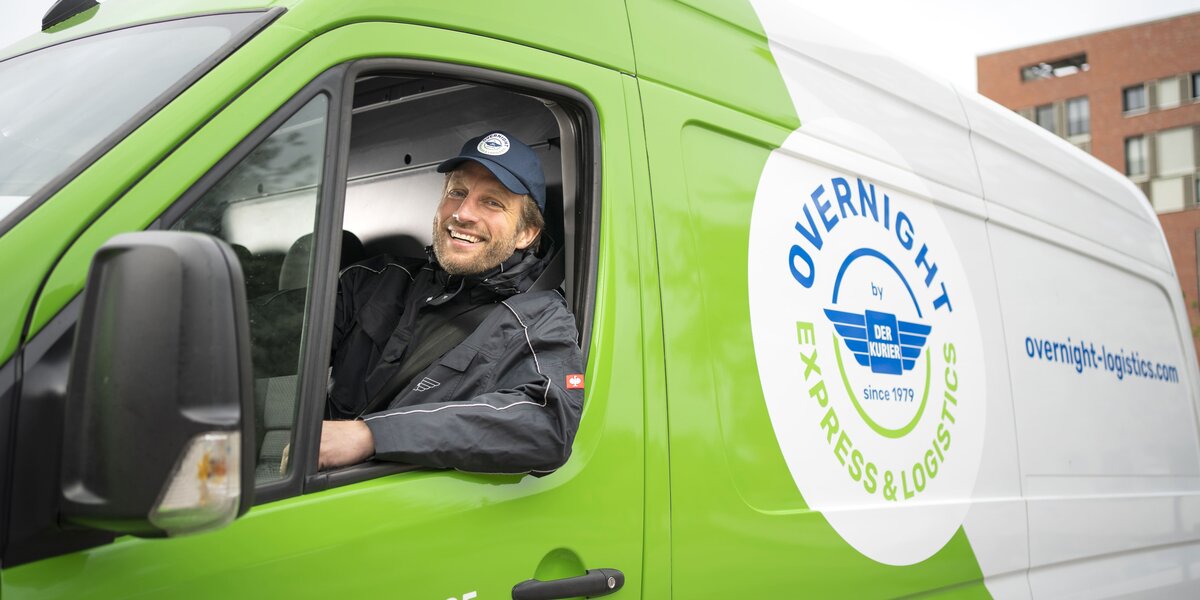 Ein Express Kurier von Overnight Logistics transportiert eine eilige Sendung sicher zum Ziel.